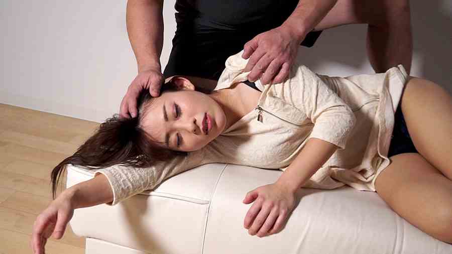 首絞めプレイで失神してしまったM女