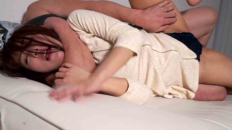 強制首絞めプレイにもがき苦しむ女性