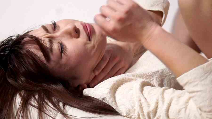 首絞め拷問で苦悶の表情を浮かべる女性
