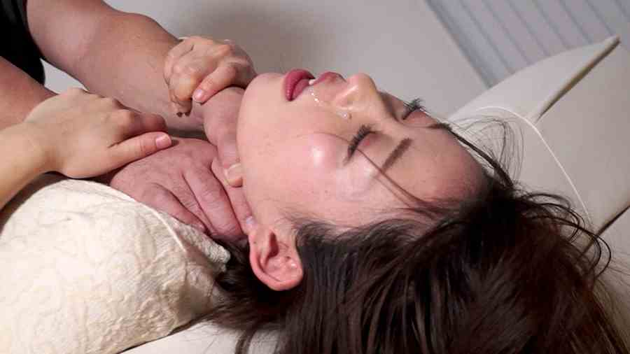 首絞めプレイで気絶して顔をヨダレまみれにさせている女性