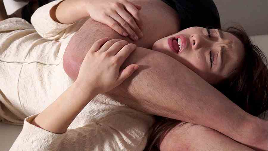 太腿締め拷問で気絶しそうになっている女性