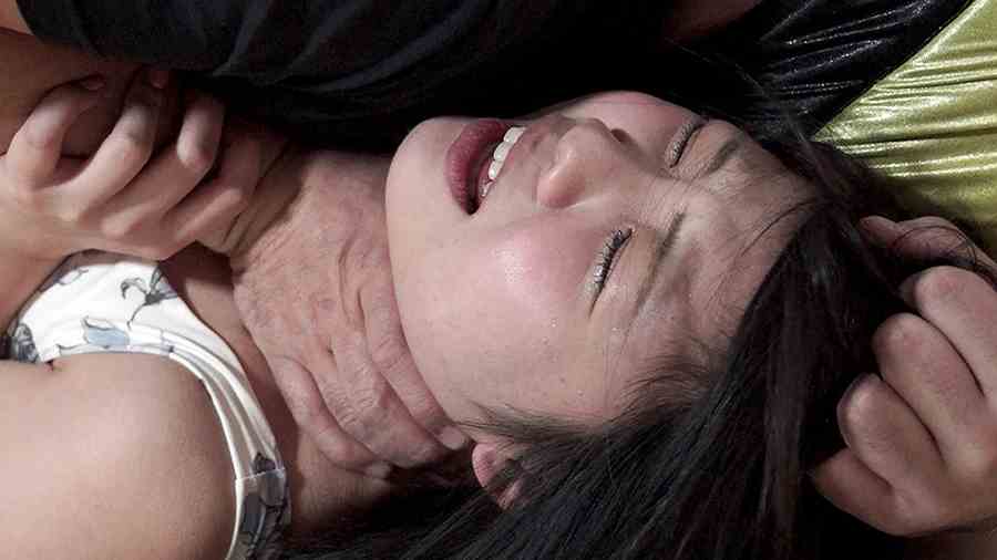 ガッチリと首絞めされて苦しそうな表情を浮かべる女性