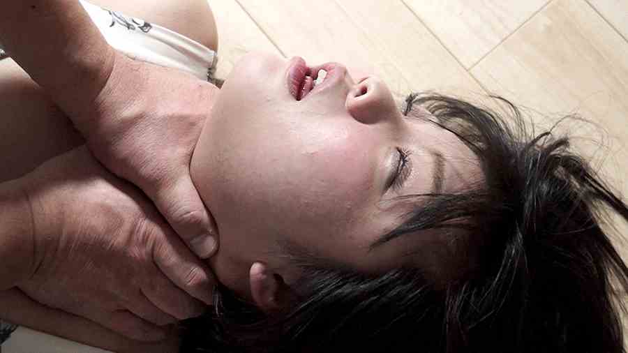 首絞め拷問で白眼をむいて気絶してしまう女性