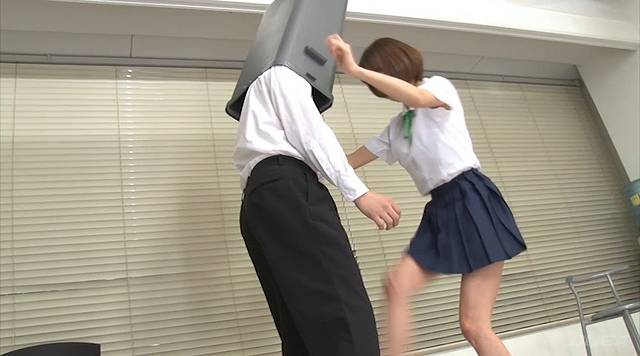 女子校生 金蹴り研究会005