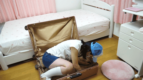 【箱詰めフェチ】「狭い所」が大好きな妹02　スーツケースの中に閉じ込められる妹