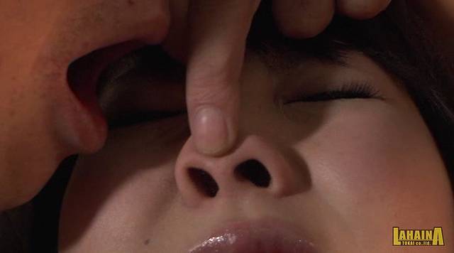 口臭親父が美女の鼻舐めレイプ001