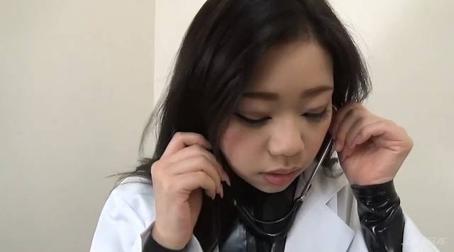 キレイな女医はラバー痴女医だった!! ~白衣の下はキャットスーツ美しい光景に虜にされるラバーフェッチな患者さん~001